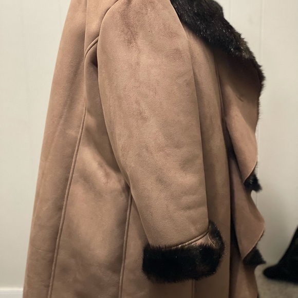 Excellent Coat - Picture 3 of 5